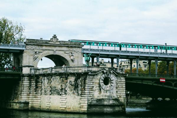 Paris also has layers, from the most iconic French heroine Joan of Arc, to the battle of the French Liberation Army in WWII, connected via a early 20th century bridge and the elevate rail of the M6