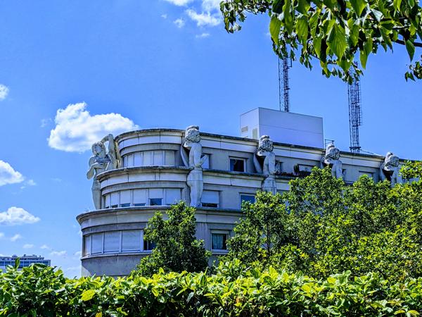 The Green Path, from Bastille to Bois de Vincennes. If you think that this is a movie location, you could believe it. It is a a police station.