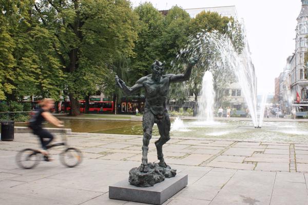 we strolled in 2014 around Oslo... and I did not remember this place with the statues. What other things that are not in the picture are in my memory of that day?